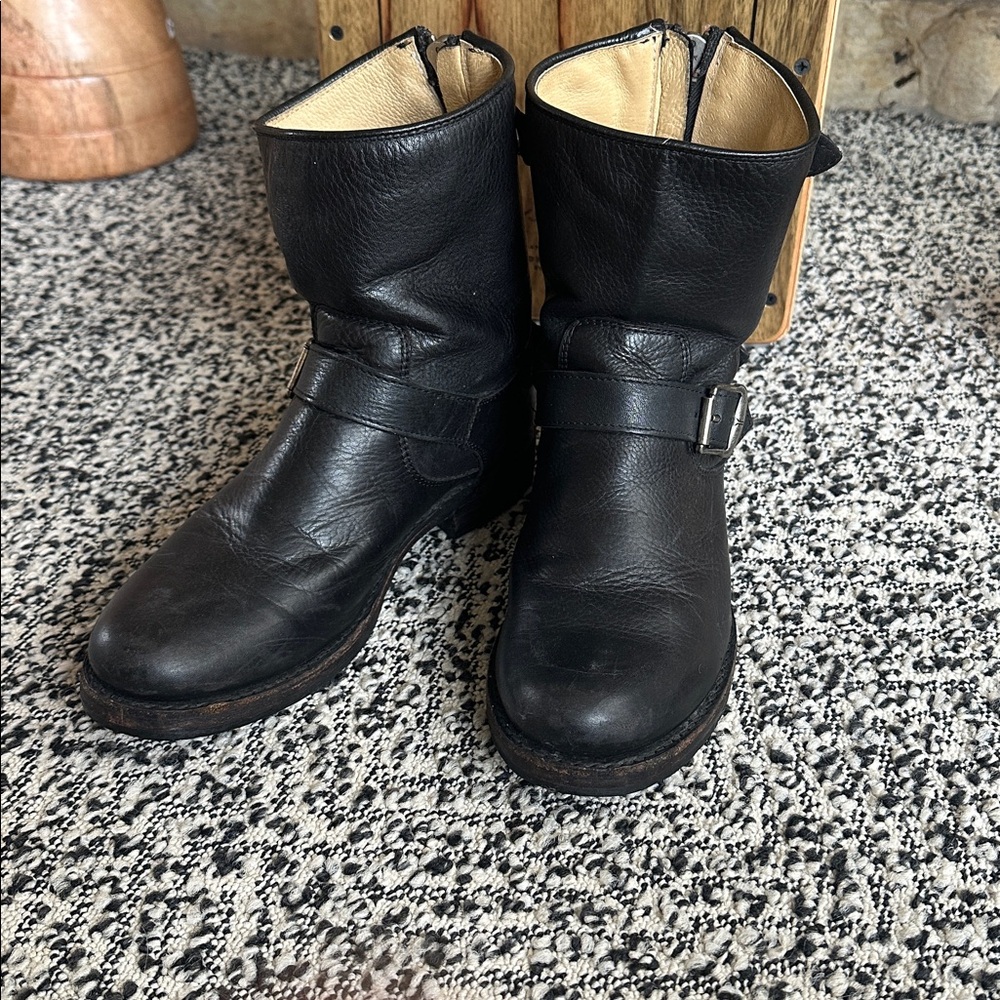 Frye Boots Veronica Black Leather Motorcycle 8.5  76603 Biker Zip Boot
Buckle
